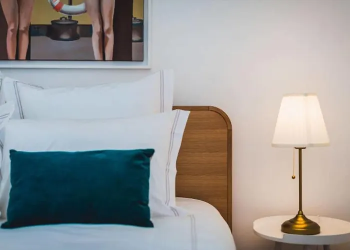 London Avenue Keyweek Center With Balcony And Parking